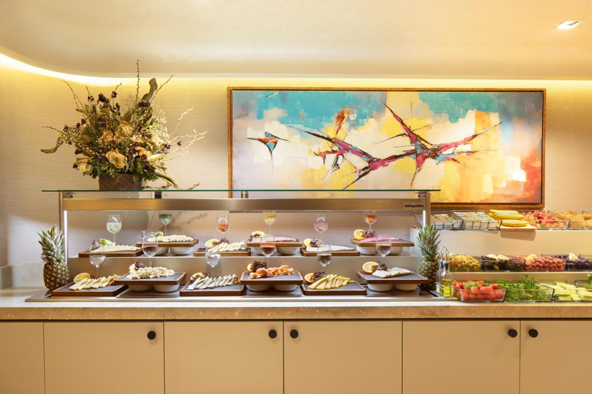 Bentley Hotel Old City-Special Class Istanbul Exteriör bild A buffet at a hotel